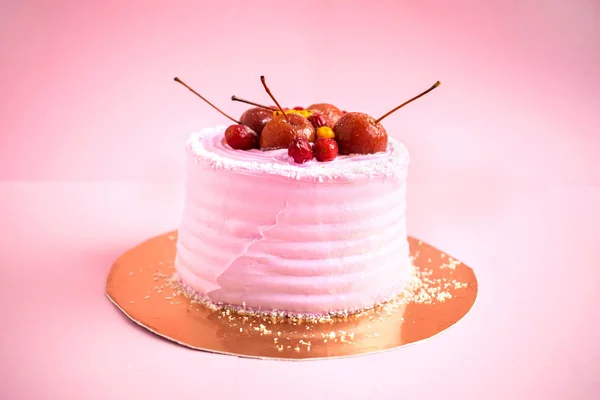 Pequeno Bolo Aniversário Redondo Rosa Com Aroeira Frutos Decoração Bagas — Fotografia de Stock