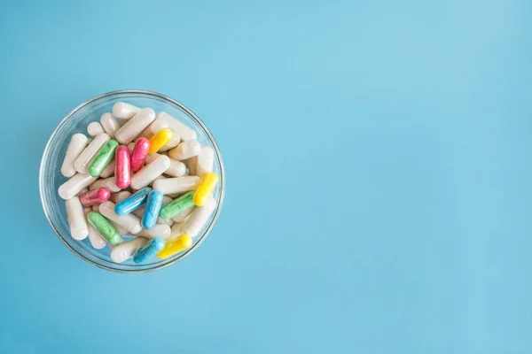 Pastillas Coloridas Medicamentos Placa Vidrio Sobre Fondo Azul Diferentes Píldoras — Foto de Stock