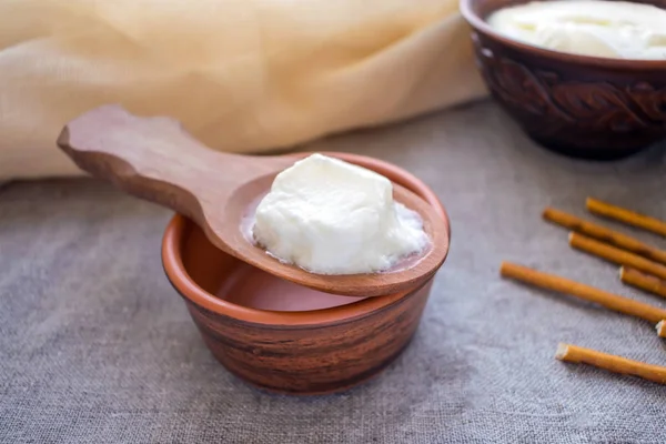 Hjemmelavede Mælk Kefir Korn Træske Ler Skål Med Mælk Kefir - Stock-foto