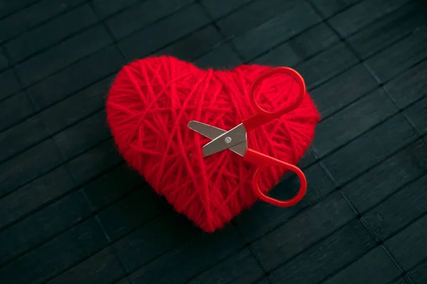 Corazón Hilo Rojo Con Tijeras Rojas Pegadas Sobre Fondo Madera — Foto de Stock