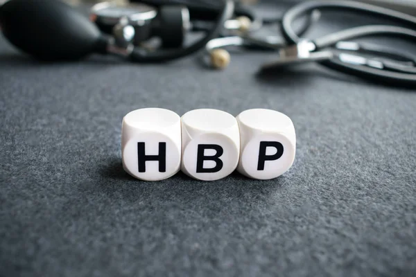 Hipertensão Cardíaca Palavra Has Três Cubos Brancos Com Letras Fundo — Fotografia de Stock