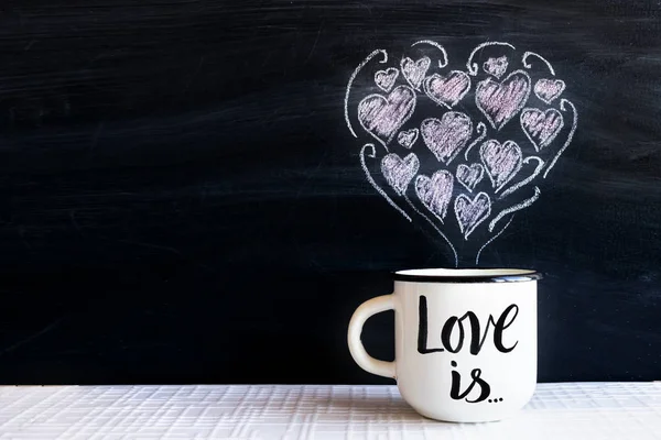 Weiße Tasse Mit Handgeschriebenem Text Love Und Kreidegezeichnete Kleine Herzen — Stockfoto