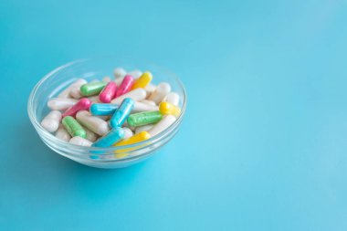 Nootropik, akıllı ilaç, bilişsel arttırıcılar, bileşikler geliştirin Beyin fonksiyonu, geliştirin bellek, bilişsel ve özellikle yönetim işlevleri. Mavi arka plan üzerinde kadın elinde çok renkli kapsül
