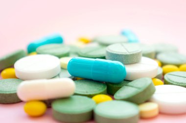Opioid hapları. Opioid salgın ve ilaç kötüye kavramı. Farklı tablet, hap, kapsül: pembe bir arka plan. Yığın mix tedavisi ilaçlar. Seçici odak