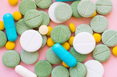 Opioid hapları. Opioid salgın ve ilaç kötüye kavramı. Farklı tablet, hap, kapsül: pembe bir arka plan. Yığın mix tedavisi ilaç