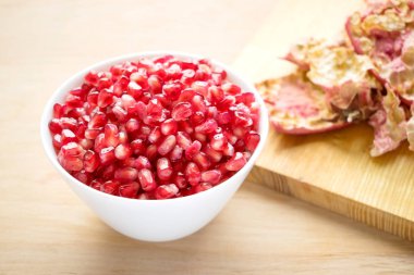 Temizlenmiş nar. Nasıl bir nar Deseed. Punica granatum sağlık yararları. Beyaz kase nar tohumları ile. Nar, nar taneleri, elma, yabani üzüm