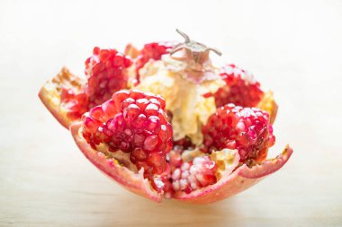 Temizlenmiş nar. Nasıl bir nar Deseed. Punica granatum sağlık yararları. Ahşap arka plan üzerinde sulu ve ham meyve. Nar, nar taneleri, elma, yabani üzüm