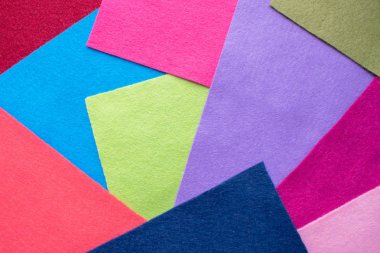 Renkli parlak kumaş hayranı. Farklı renklerde yumuşak keçeli kanat örnekleri. El yapımı ve yaratıcı için özgün bir el işi.