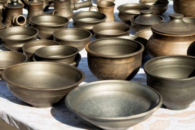 Bir sürü karanlık seramik, geleneksel rustik tarzda. Kil yemekleri. Geleneksel rustik çanak çömlek. Kahverengi ve siyah seramik plakalar, testi, vazolar ve tencere