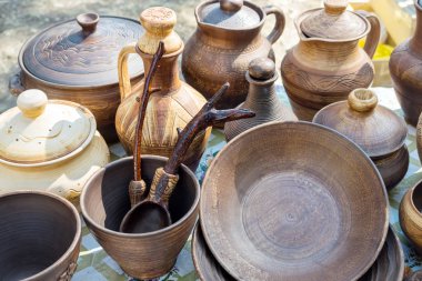 Kil yemekleri. Geleneksel rustik çanak çömlek. Kahverengi ve bej seramik plakalar, testi, vazolar ve tencere