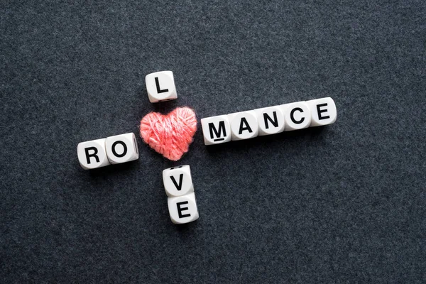 Liebe Romantik Kreuzworträtsel Block Text Mit Rosa Faden Herz Auf — Stockfoto