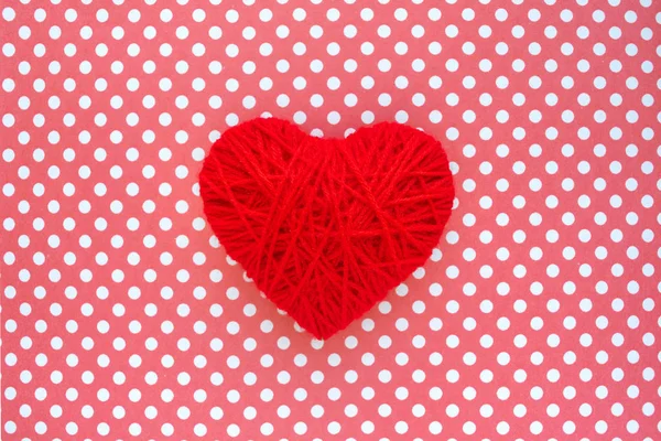 Corazón Hilos Rojos Sobre Fondo Tela Lunares Forma Corazón Rojo — Foto de Stock