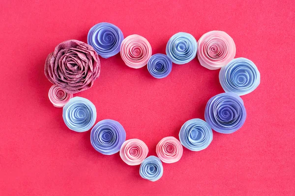 Handgeschöpfte Papierblumen Herzrahmen Auf Rosa Hintergrund Schöne Rosa Lila Lila — Stockfoto