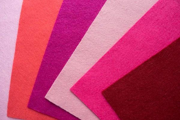 Renkli parlak kumaş hayranı. Farklı renklerde yumuşak keçeli kanat örnekleri. El yapımı ve yaratıcı için özgün bir el işi.