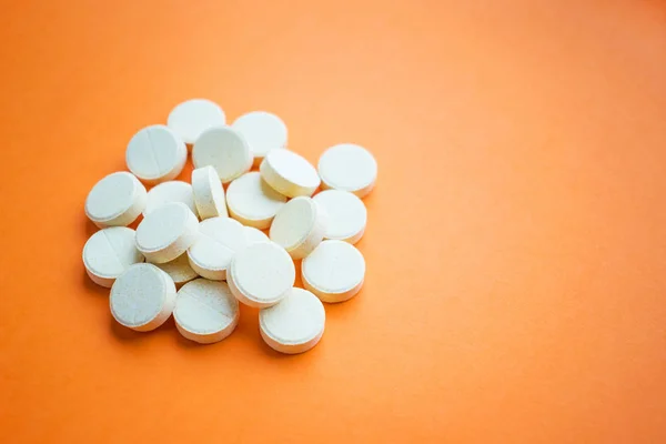 Een Stapel Van Gele Ascorbinezuur Pillen Een Oranje Achtergrond Synthetische — Stockfoto