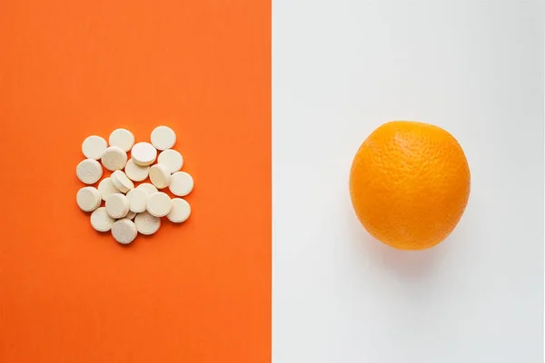 Концепція Вітаміну Мінімалістичному Стилі Натуральний Вітамін Апельсині Проти Синтетичного Вітаміну — стокове фото