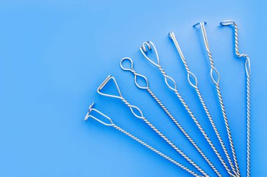 Mavi bir arka plan üzerinde konuşma terapisi araçları. Logopedic metal sondalar. Özel araçları kullanmak için konuşma Düzeltme