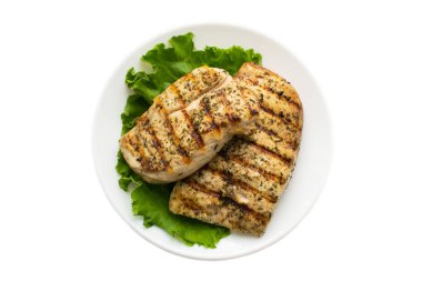 Tavuk yaprakları kayrak tabakta izole beyaz arka plan üzerinde beyaz yuvarlak biftek ızgara. Üstten görünüm. Sağlıklı gıda. Diyet, fitness gıda. B-B-Q