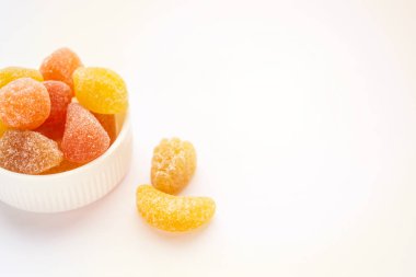 Multi Vitamin Mineral renkli meyve Gummies, çocuklar için. Vitaminler sakızlı kopya alanı ile ışık arka plan üzerinde. Multivitamin şekerler farklı tür meyve şeklinde. Beslenme ek kavramı