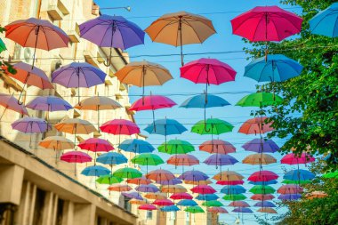 Çok renkli açık şemsiye sokak montajı. Renkli şemsiyeler gökyüzü. Arka plan renkli kentsel şemsiye sokak dekorasyon.