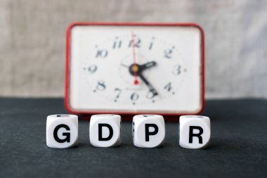 Genel veri koruma yönetmeliği kavramı. Siyah zemin üzerine kırmızı saati ile harf Gdpr