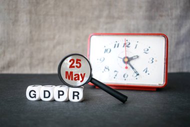 Genel veri koruma yönetmeliği kavramı. Gdpr, tarihi 25 Mayıs büyüteç simgesiyle ve kırmızı saat içinde belgili tanımlık geçmiş mektuplar