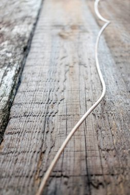 Bir çapraz kuru dalgalı şube gri ahşap doku zemin üzerine kapatın. Wabi Sabi, Hygge, Lagom tarzı. Yalnızlık, basitlik, Minimalizm kavramı. Seçici odak