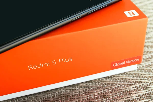 Xiaomi Redmi Nuevo Teléfono Inteligente Negro Con Caja Naranja Cerca — Foto de Stock