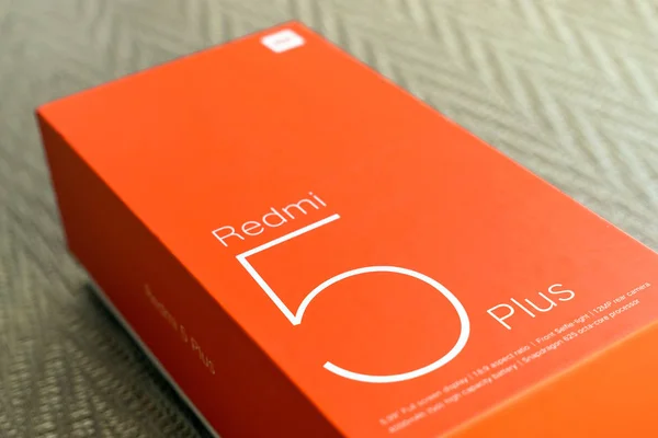 Xiaomi Redmi Czarny Nowy Smartphone Pomarańczowym Polu Bliska Opracowany Przez — Zdjęcie stockowe