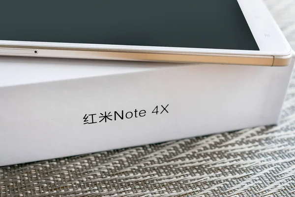 Xiaomi Redmi Nuevo Teléfono Inteligente Negro Con Caja Naranja Cerca — Foto de Stock