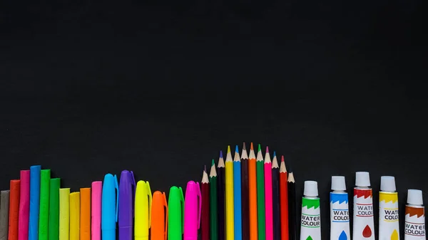 Mockup Material Escolar Fundo Quadro Negro Com Copyspace Brilhante Multicolorido — Fotografia de Stock