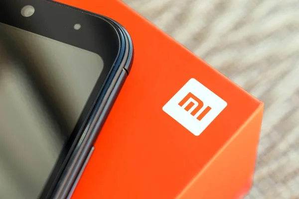 Xiaomi Redmi Siyah Turuncu Kutu Ile Yeni Akıllı Telefon Yakın Telifsiz Stok Imajlar