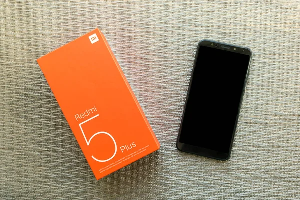 Xiaomi Redmi Siyah Turuncu Kutu Ile Yeni Akıllı Telefon Yakın Stok Resim