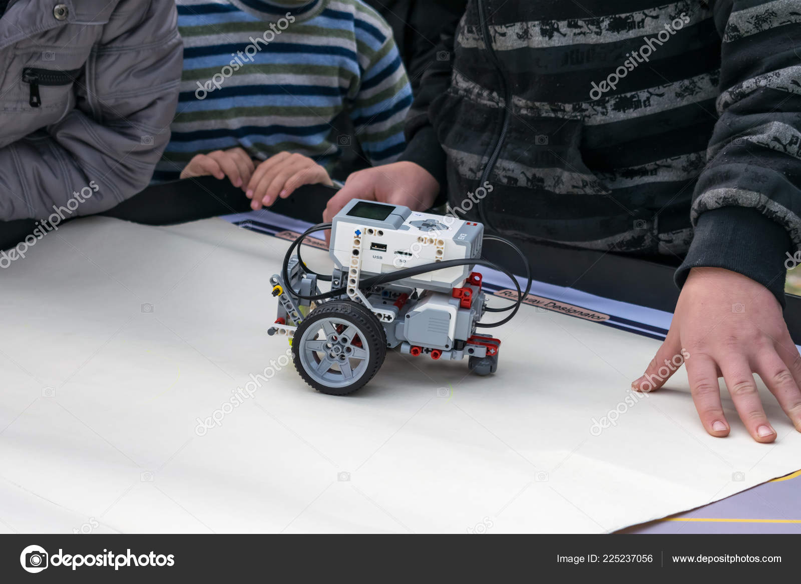 professionel Hende selv Tulipaner Robotics Lessons Boys Girls Construct Programming Code Robot Lego Mindstorms  – Stock Editorial Photo © Irrmago #225237056
