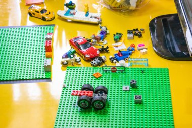 Lego ayrıntıları ve oyuncak arabalar ile hareket animasyon işlemini durdurun. Reating video klip, gerçekleri ortaya durağı hareket elemanları bir Dslr fotoğraf makinesi kullanarak animasyonlar oluşturmak için 