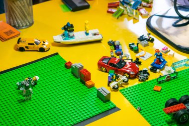Lego ayrıntıları ve oyuncak arabalar ile hareket animasyon işlemini durdurun. Reating video klip, gerçekleri ortaya durağı hareket elemanları bir Dslr fotoğraf makinesi kullanarak animasyonlar oluşturmak için 