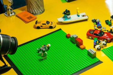 Lego ayrıntıları ve oyuncak arabalar ile hareket animasyon işlemini durdurun. Reating video klip, gerçekleri ortaya durağı hareket elemanları bir Dslr fotoğraf makinesi kullanarak animasyonlar oluşturmak için 