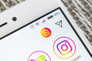 Smartphone ekran Igtv instagram logosu ile kapatın. Yeni Igtv seçeneği instagram App