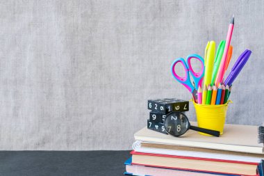 Okul mockup boşaltmak tahta zemin üzerine sağlar. Parlak renkli, kalem, kalem, makas, Bloknot, harfler, rakamlar, fırçalar, boyalar, kelepçeler, silgi ve diğer ileti örneği