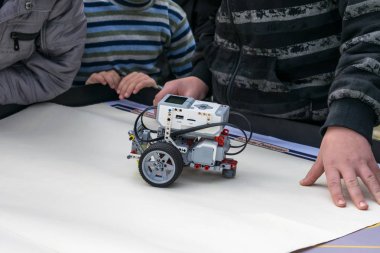 Robotik dersi. Çocuklar ve kızlar yapý ve programlama Robot Lego Mindstorms Ev3 kod. Kök eğitim. 