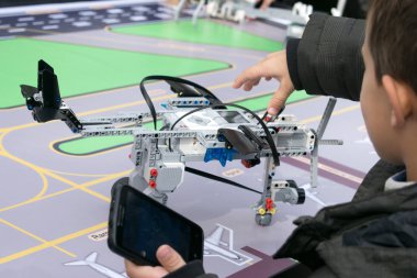 Robotik dersi. Çocuklar ve kızlar yapý ve programlama Robot Lego Mindstorms Ev3 kod. Kök eğitim. 