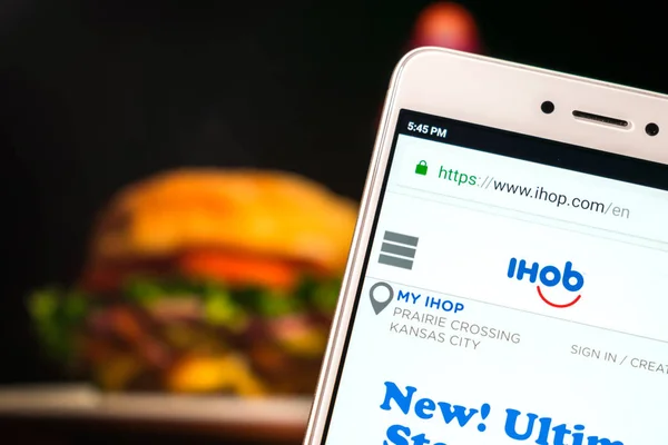 Ihop Website Auf Mobilem Bildschirm Auf Verschwommenem Burger Hintergrund Ihop — Stockfoto