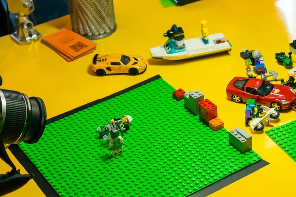 Stop Motion Animatieproces Met Lego Details Speelgoedauto Reating Videoclip Bloot — Stockfoto