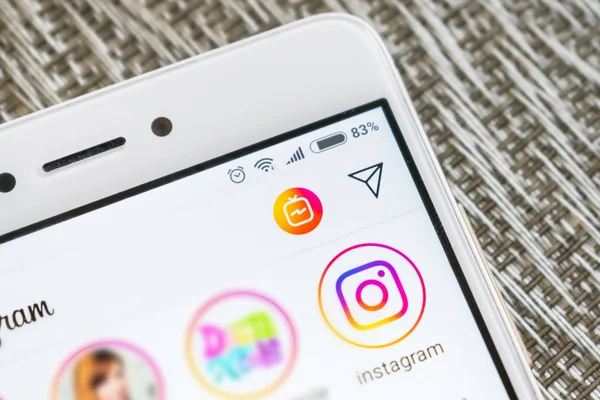 Smartphone ekran Igtv instagram logosu ile kapatın. Yeni Igtv seçeneği instagram App