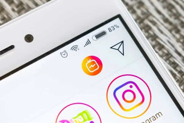 Smartphone ekran Igtv instagram logosu ile kapatın. Yeni Igtv seçeneği instagram App