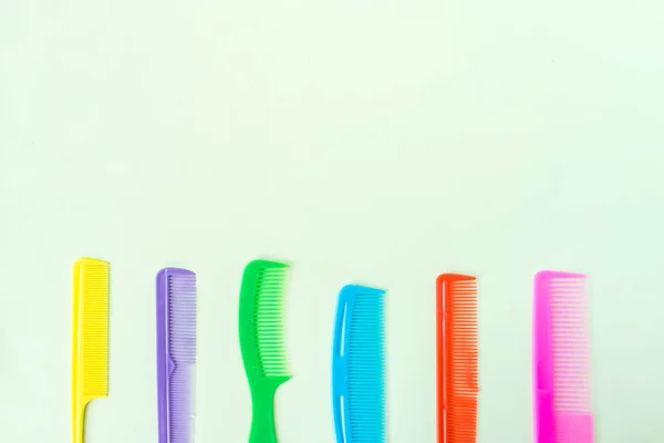 Birçok Farklı Çok Renkli Plastik Saç Tarak Kret Fırçalar Açık — Stok fotoğraf