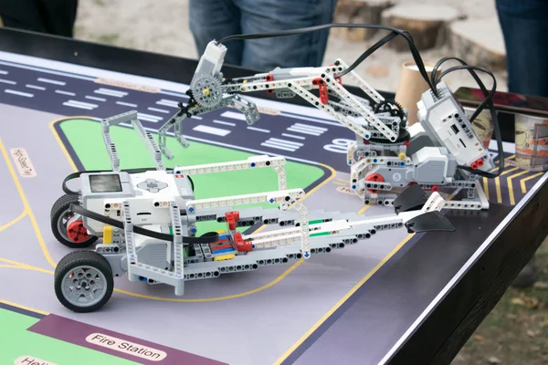 Zajęcia Robotyki Chłopców Dziewcząt Konstrukcji Programowania Kodu Robota Lego Mindstorms — Zdjęcie stockowe