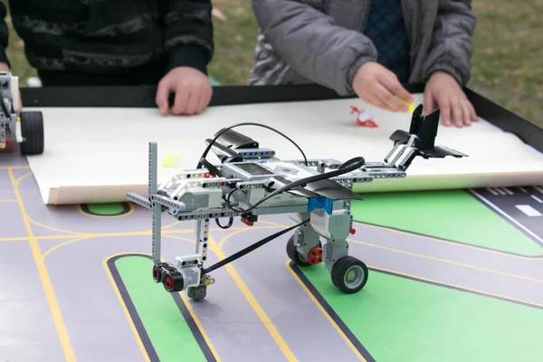 Zajęcia Robotyki Chłopców Dziewcząt Konstrukcji Programowania Kodu Robota Lego Mindstorms — Zdjęcie stockowe