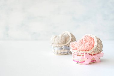 Pembe ve mavi dekoratif saman masa üstü şarj aletler iplik yürekleri. Bebek Duş Fikirler, Doğum günü, kız ve erkek, parti, yeni doğan  