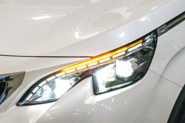 Stop lambası, Far modern prestijli lüks araba. Portre, makro görünümü Led xenon aracın Far, lamba Far